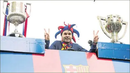  ?? FOTO: MANEL MONTILLA ?? Andrés Iniesta disfrutó por todo lo alto en su última rúa como jugador del Barça tras conquistar su sexta Copa y su novena Liga