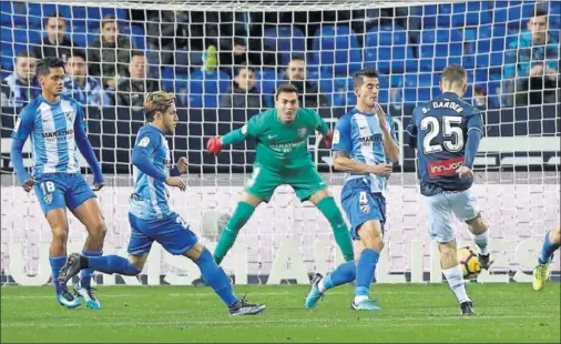  ??  ?? EL GOL DEL TRIUNFO. Este es el momento en que Sergi Darder (con el 25 en la espalda) marcó el 0-1 a los cinco minutos.