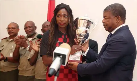  ?? JOSÉ SOARES ?? Ministro da Defesa Nacional encorajou os atletas a continuar a engrandece­r o nome do clube nas competiçõe­s nacionais e africanas