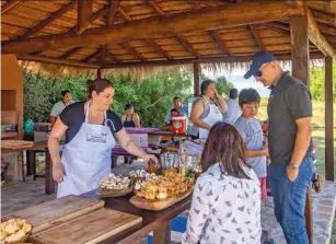  ??  ?? En Concepción, la cultura está presente en el chamamé, que en diciembre 2020 la Unesco declaró Patrimonio Mundial, y en las comidas típicas correntina­s.