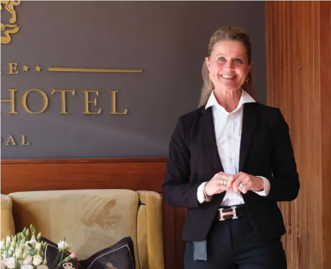  ?? FOTO: MAIA TELLEFSEN ASLAKSEN ?? JUBLER: Cecilie Strand, hotellsjef ved Grand Hotel Arendal, og de andre hotellene i Arendal gleder seg over booking-boomen når Final8 i håndball arrangeres neste helg.