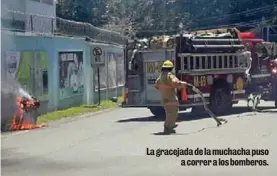  ??  ?? La gracejada de la muchacha puso a correr a los bomberos.