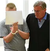  ?? FOTO: TINO ZIPPEL ?? Der Angeklagte mit seinem Verteidige­r Udo Freier vor Gericht in Gera.