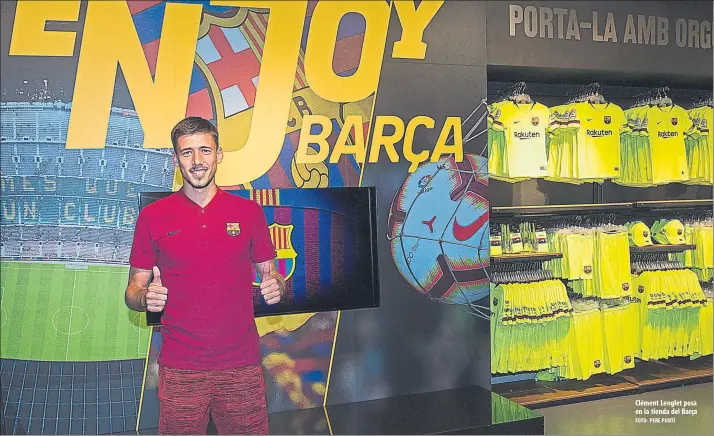  ?? FOTO: PERE PUNTÍ ?? Clément Lenglet posa en la tienda del Barça
