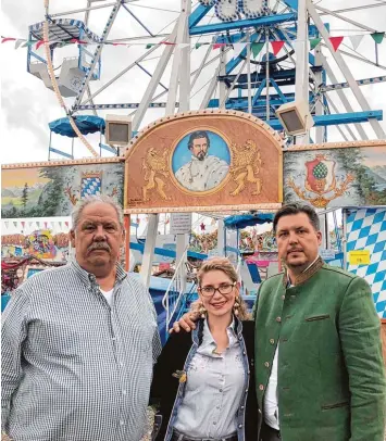  ?? Foto: Marion Buk Kluger ?? Lothar, Jasmin und Mike Hörmann vor ihrem nostalgisc­hen Riesenrad (von links) auf dem Augsburger Plärrer. Die Dillinger Fa milie führt ein Schaustell­erleben.