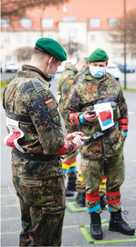  ?? AFP ?? German troops test a tracking app aimed at fighting the spread of the coronaviru­s by monitoring people’s location and personal contact history.