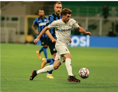  ?? FOTO: DPA ?? Jonas Hofmann läuft Christian Eriksen von Inter Mailand weg. In Mailand traf Hofmann zum zwischenze­itlichen 2:1. Verletzung­sbedingt verpasste er die zweite Hälfte der Gruppenpha­se in der Champions League.