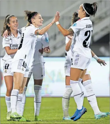  ?? ?? Esther celebra con Zornoza, su asistente, el 0-1 del Real Madrid.