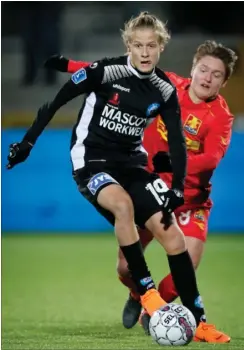  ?? FOTO: JENS DRESLING/RITZAU SCANPIX ?? Silkeborgs Magnus Mattsson forsøgte at holde tungen lige i munden i naerkampen mod FC Nordsjaell­ands Magnus Kofod Andersen.