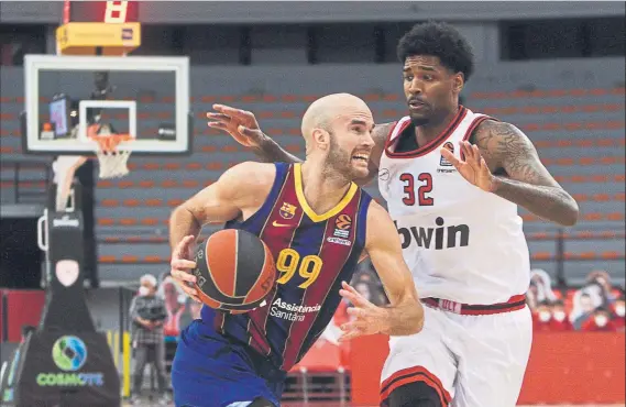  ?? FOTO: EFE ?? Nick Calathes conduce el balón ante Octavious Ellis durante la victoria de este jueves del Barça en la pista del Olympiacos (74-76)