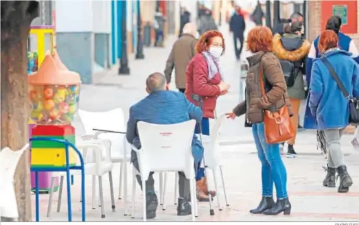  ?? ERASMO FENOY ?? Varias personas charlan en el último día de apertura de bares y comercios no esenciales en Los Barrios.