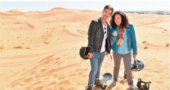  ?? FOTO: ZDF/DIRK BARTLING ?? Hanna Liebhold (Barbara Wussow) ist es gelungen, Kapitän Max Parger (Florian Silbereise­n) zu einem „Skiausflug“in die goldenen Sanddünen der Sahara zu überreden.