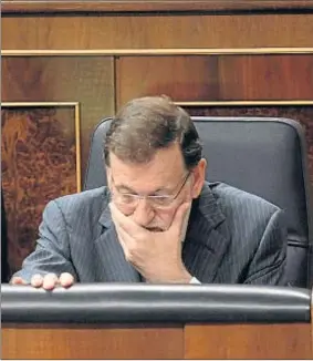  ?? EMILIA GUTIÉRREZ ?? Rajoy consulta sus notas durante la sesión de control en el Congreso