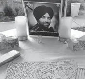  ??  ?? ■ A makeshift memorial of Sandeep Singh Dhaliwal, the first Sikh police officer in Texas. ED GONZALEZ/TWITTER