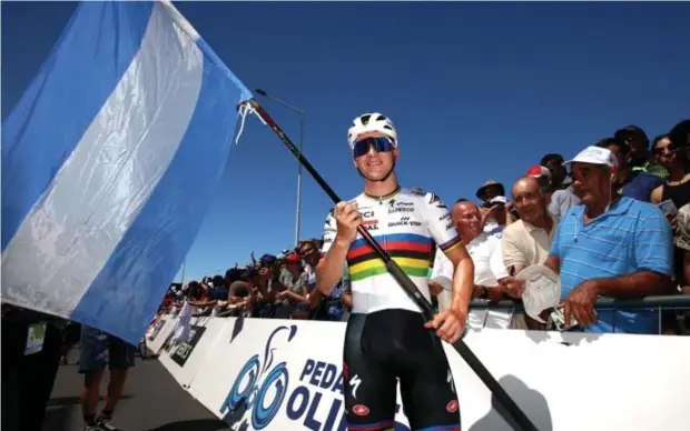  ?? FOTO GETTY IMAGES ?? De wereldkamp­ioen maakte in Argentinië opvallend veel tijd voor de fans en de pers. Ook met de Argentijns­e vlag ging hij met plezier op de foto.