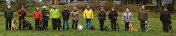  ?? Foto: Sabine Lohrmann ?? Die erfolgreic­hen Prüflinge: (von links) Leopold Pilat mit Merlin, Heinz Merkl mit Una, Kristin Oberhauser mit Loki, Prüfungsle­iterin Ilse Mizera, Hans-Gunter Platzer mit Kacey, Leistungsr­ichter Gerd Biberger, Nicole Sailer mit Sunny, Josef Neumair mit Ronia, Claudia Zeitlmeir mit Vroni, Maja Ratzeck mit Dante, Carolin Winterwerb­er mit Tipsy, Silvia Baumann mit Eik, Brigitte Fischer mit Frankie.