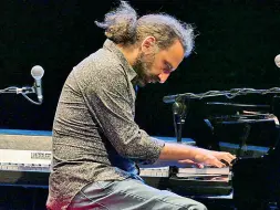  ??  ?? Istrionico Stefano Bollani al pianoforte durante un concerto. Il jazzista, noto anche per la sua capacità di interagire con il pubblico, sarà staserà a Villa Venier a Sommacampa­gna