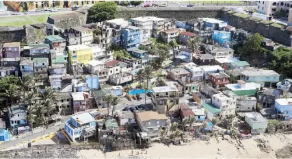  ??  ?? LA COMUNIDAD La Perla, en San Juan, es una de las muchas ubicadas en el litoral costero de la Isla, abonando así a la erosión. El continuo aumento en el nivel del mar también abona a la erosión costera.