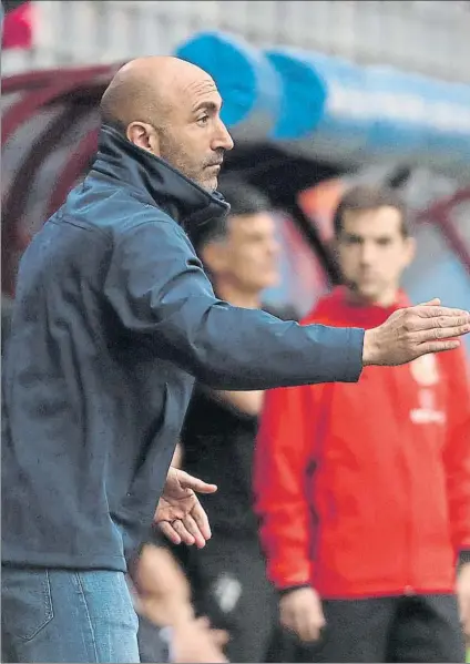  ?? FOTO: EFE ?? Variantes tácticas Abelardo da instruccio­nes en el partido ante el Eibar, en el que concluyó el encuentro con una defensa de tres centrales