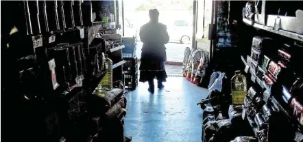 ?? Picture: MICHAEL PINYANA ?? Businesses in EL’S CBD are left in the dark as load-shedding continues.