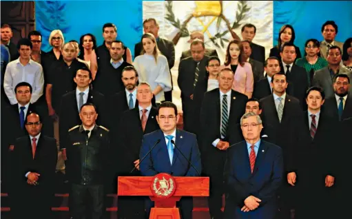  ??  ?? Rechazo. Manifestan­tes guatemalte­cos protestan afuera del Aeropuerto Internacio­nal La Aurora, en Ciudad de Guatemala (Guatemala).