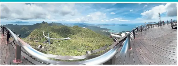  ?? — Wikimedia Commons ?? A photospher­e (360° rendition) of the Langkawi Sky Bridge in Langkawi.