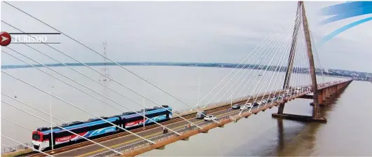  ??  ?? Viajar en tren es un verdadero festín para los ojos. Arriba: el servicio Posadas - Encarnació­n cruza el ancho río Paraná. Derecha: el Tren de las Sierras permite apreciar la famosa belleza natural de Córdoba.