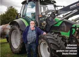  ??  ?? Johannes Hillemeier gestern vor seinem Deutz-Trecker