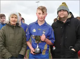  ??  ?? J.J. Hartnett, the Ballynastr­agh Gaels captain, with Angela McCormack, Vice-Chairperso­n of Coiste na nOg, and Dean Goodison, representi­ng People Newspapers.