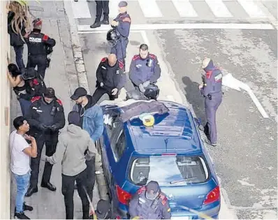  ?? El Periódico ?? Els Mossos identifiqu­en i escorcolle­n clients de l’‘after’ del carrer de Còrsega, en una intervenci­ó recent.
