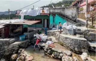  ??  ?? The Dhobighat community downstream provides laundering services to upstream towns