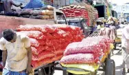  ?? PIC BY PRADEEP PATHIRANA ?? Men push cartloads in Pettah