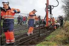  ?? Foto: Reuters ?? Plot roste Dělníci budují plot na dánsko-německé hranici.
