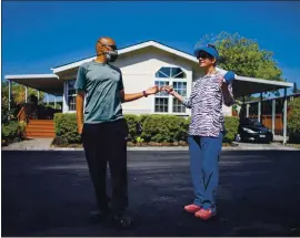  ?? ANDA CHU — STAFF PHOTOGRAPH­ER ?? Residents Dwight, left, and Enid Fox stand outside their home at Plaza Del Rey mobile home park in Sunnyvale on Saturday. Homeowners say that rising lot rental rates under the past two park owners have made their homes difficult to sell.