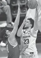  ?? MYKAL MCELDOWNEY/INDIANAPOL­IS STAR ?? Michigan forward Brandon Johns Jr. shoots against UCLA guard Jaime Jaquez Jr. on Tuesday.