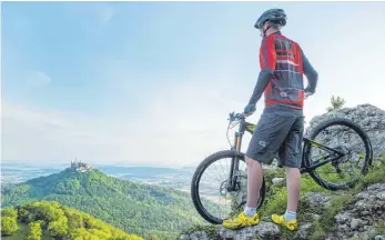  ?? FOTO: SEBASTIAN STIPHOUT ?? Mountainbi­ker in der Region Albstadt erhaschen auch einen Blick auf Burg Hohenzolle­rn.