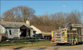  ?? PHOTOS BY STEPHEN FRYE — MEDIANEWS GROUP ?? One man was badly burned in a house explosion in Auburn Hills.