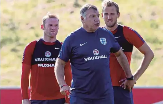  ??  ?? Allardyce (depan) bersama dua tonggak England, Rooney (kiri) dan Harry Kane ketika latihan, semalam.