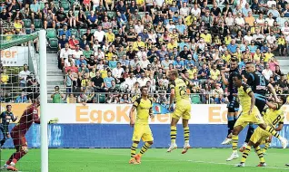  ??  ?? In campo Gli azzurri convincono di più, nella seconda prova della tourneé internazio­nale Borussia superato dopo il match perso con il Liverpool