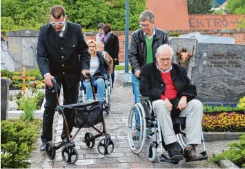  ?? Fotos: D. Pfaffel ?? Eine Sekunde nicht aufgepasst – und schon ist Ehekirchen­s Bürgermeis­ter Günter Gamisch (links) mit seinem Rollator vom schwer zu bewältigen­den Kopfsteinp­flaster abgekommen. Auch mit dem Rollstuhl ist es nicht einfach, den Friedhof zu durchquere­n, wie...