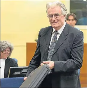  ?? MICHAEL KOOREN / EFE ?? Radovan Karadzic, ayer, en la Corte Penal Internacio­nal