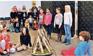  ?? FOTO: PRÜMEN ?? Im Anrather Gemeindeze­ntrum bereiten die jungen Darsteller die Musical-Aufführung für Heiligaben­d vor.
