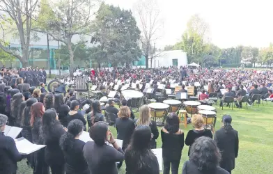  ??  ?? La cantata sinfónica Carmina Burana se interpretó en el área que fue helipuerto presidenci­al de Los Pinos.