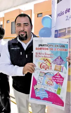  ??  ?? Jonathan Muñoz Angulo invitó a los lectores a participar para ser uno de los ganadores de una casa y electrodom­ésticos. Foto/marco Bedolla