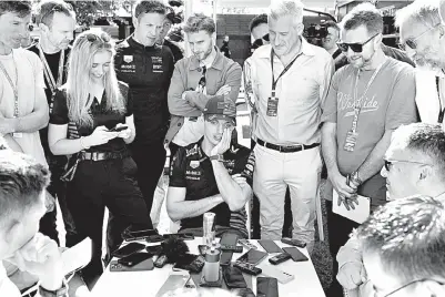  ?? — Gambar AFP ?? MESRA: Verstappen (duduk) ditemu ramah oleh pemberita menjelang perlumbaan Formula 1 Grand Prix Australia di Melbourne.