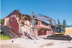  ??  ?? The old ski lodge at Carinthia at Mount Snow in Vermont was demolished this year. Mount Snow in Vermont has a new $22 million Carinthia Base Lodge.