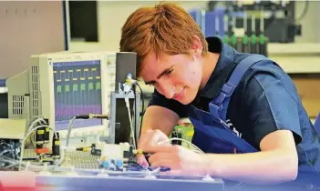  ?? FOTO: A. FISCHER/SCHLÜSSELR­EGION E.V. ?? Julian Lobe hat seine Ausbildung zum Mechatroni­ker bei CES sehr gefallen.