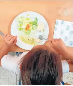  ?? D.C. ?? Una niña almuerza en un comedor escolar.
