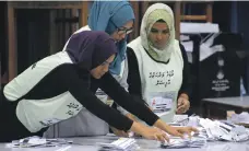  ?? Reuters ?? Maldives election commission officials prepare ballot papers for counting at a polling station in the capital Male yesterday