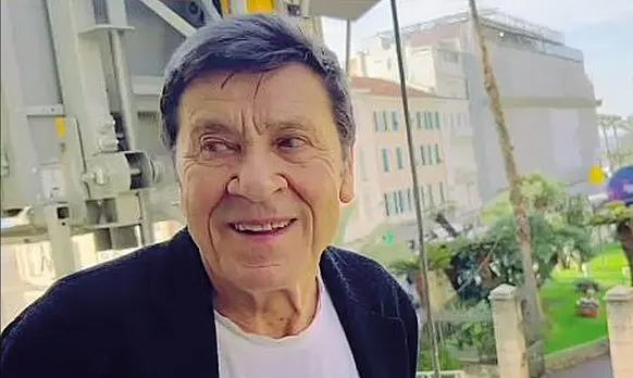  ?? ?? Protagonis­ta Gianni Morandi (79 anni) ripreso a Sanremo mentre canticchia le canzoni in gara (Instagram). Sotto con Amadeus a Sanremo